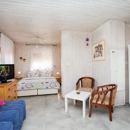 Leyad Hashmura Lodging Yesud HaMa'ala Eksteriør billede