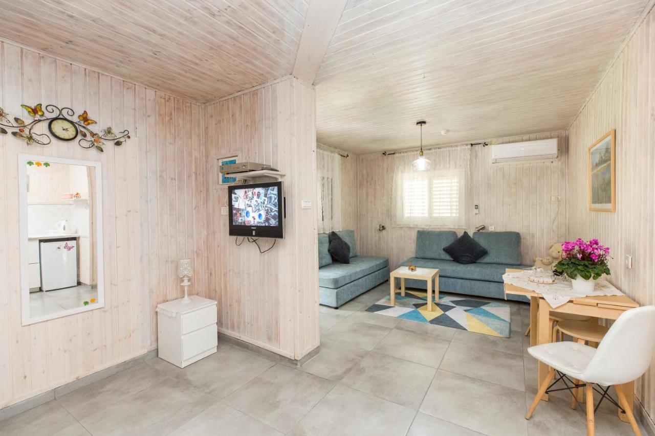 Leyad Hashmura Lodging Yesud HaMa'ala Eksteriør billede