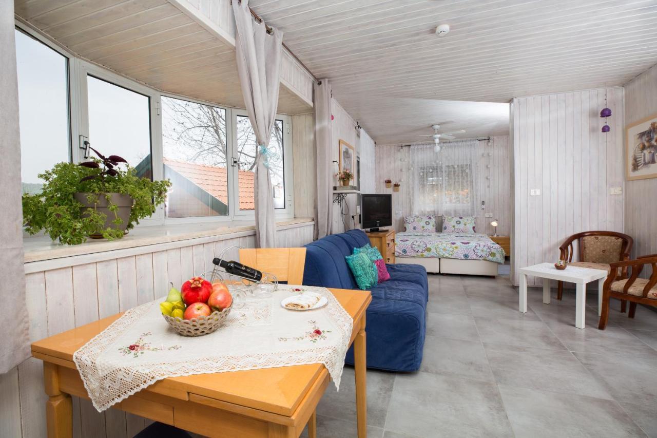 Leyad Hashmura Lodging Yesud HaMa'ala Eksteriør billede