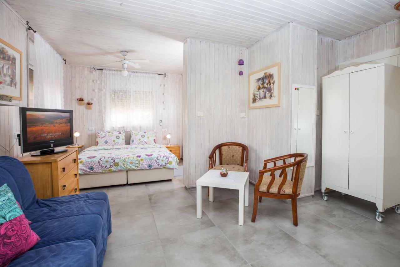 Leyad Hashmura Lodging Yesud HaMa'ala Eksteriør billede