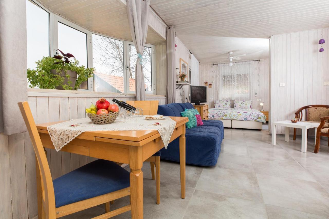 Leyad Hashmura Lodging Yesud HaMa'ala Eksteriør billede
