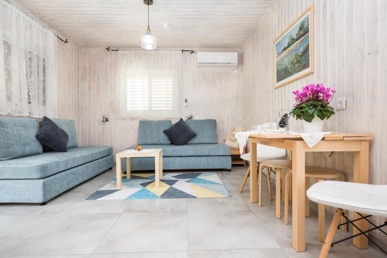 Leyad Hashmura Lodging Yesud HaMa'ala Eksteriør billede